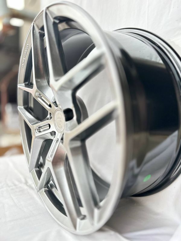 FA833	R20 8,5J	ET35	5x108	73,1	Hyper Black