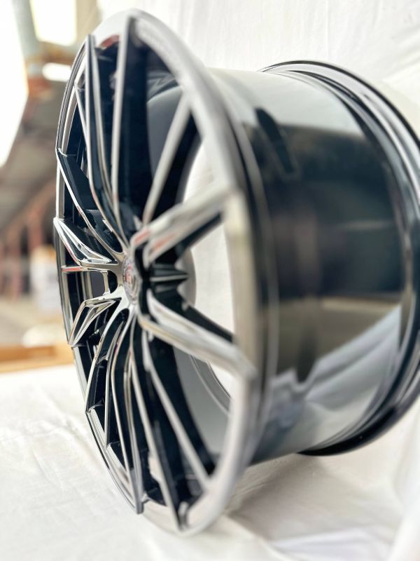 FA828	R20 8,5J	ET40	5x114,3	73,1	GLOSS BLACK