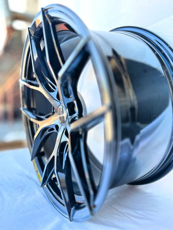 F8622	R18 8,5J	ET35	5x112	73,1	GLOSS BLACK DARK TINT FACE