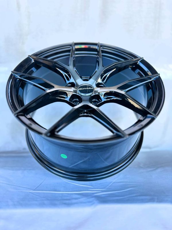 F8622	R18 8,5J	ET35	5x112	73,1	GLOSS BLACK DARK TINT FACE