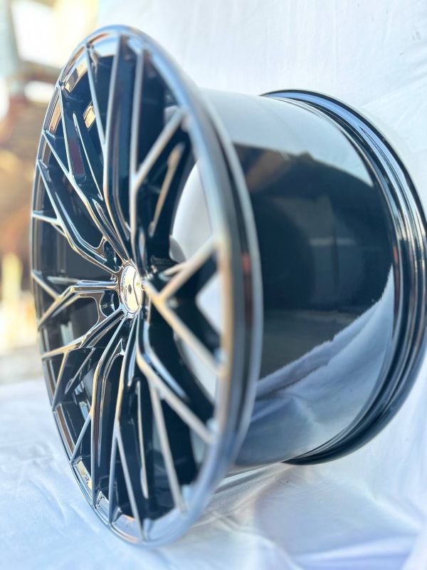 0387	R20 8,5J	5x112	ET25	66,6 	GLOSS BLACK