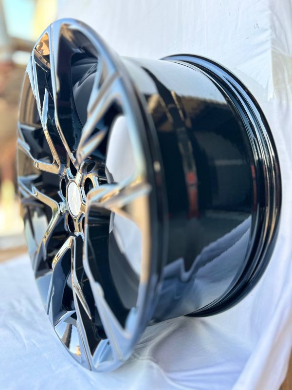 5590	R20 8,5J	5x120	ET40	72,6 	Gloss Black