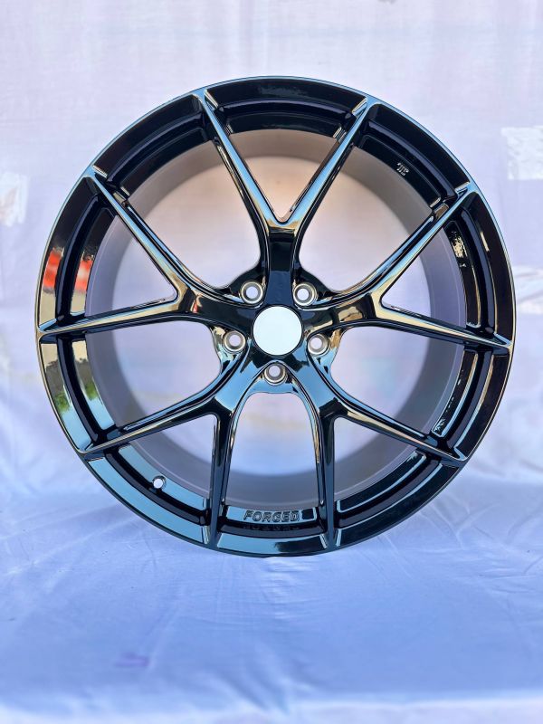 YF5888	R20 8,5J	5x112 / 5x114,3 ( 5x113 )	ET30	73,1 	Gloss Black