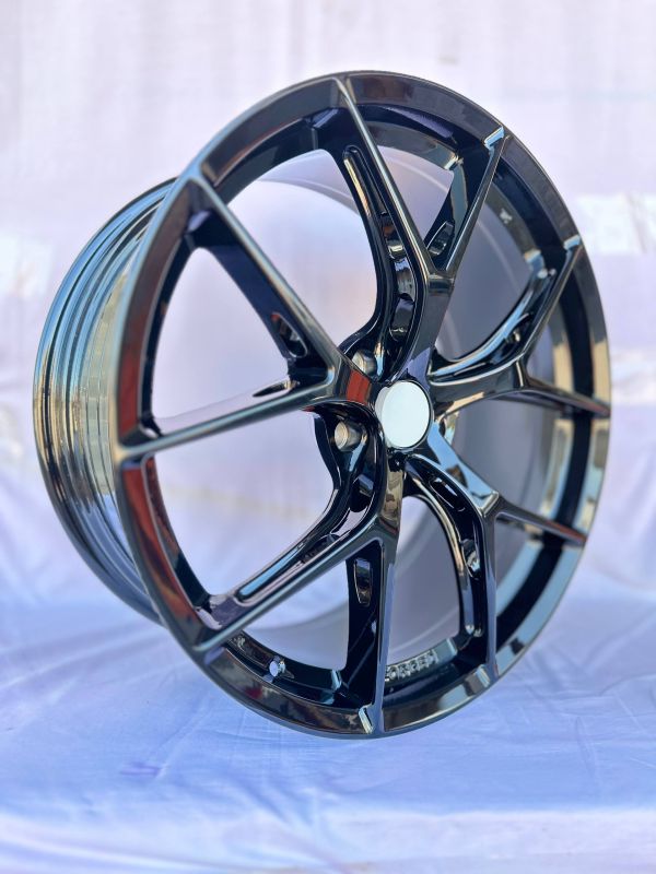YF5888	R20 8,5J	5x112 / 5x114,3 ( 5x113 )	ET30	73,1 	Gloss Black
