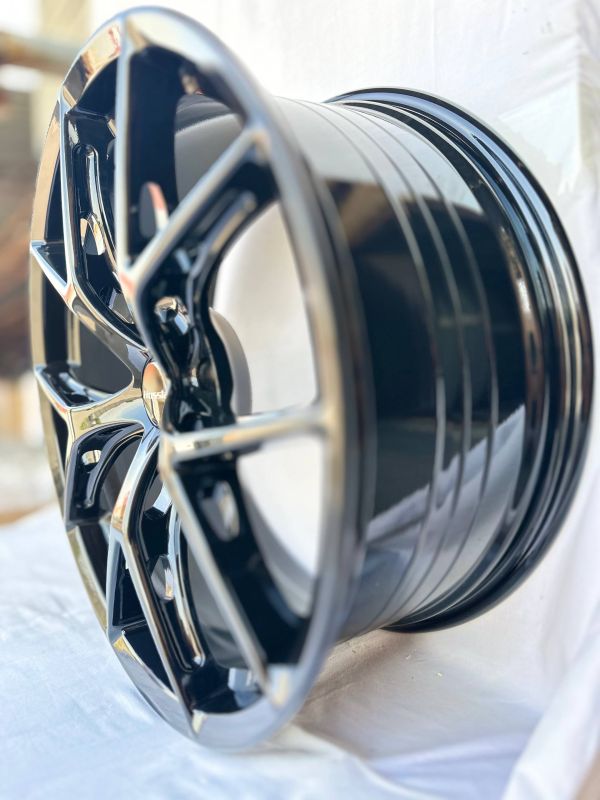 YF5888	R20 8,5J	5x114,3	ET35	73,1 	GLOSS BLACK