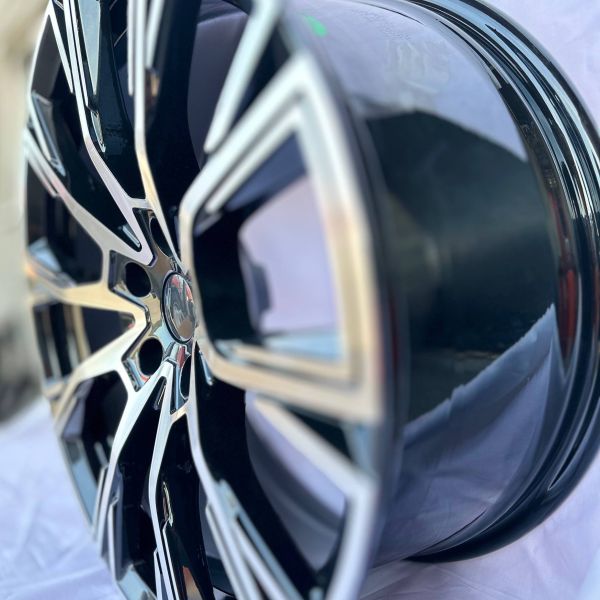 D1130	R19 8J	5x112	ET26	66,6 	BLACK MACHINED FACE