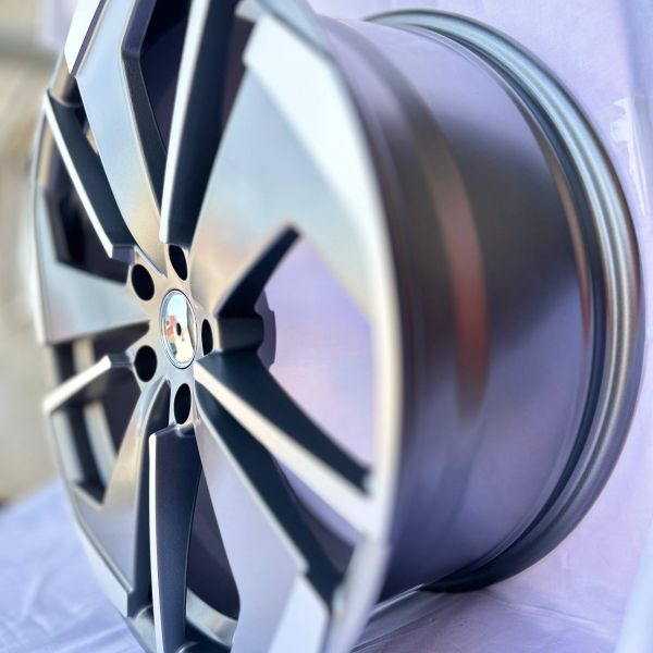 5579	R19 8J	5x112	ET40	66,6 	Satin Gunmetal Machined Face
