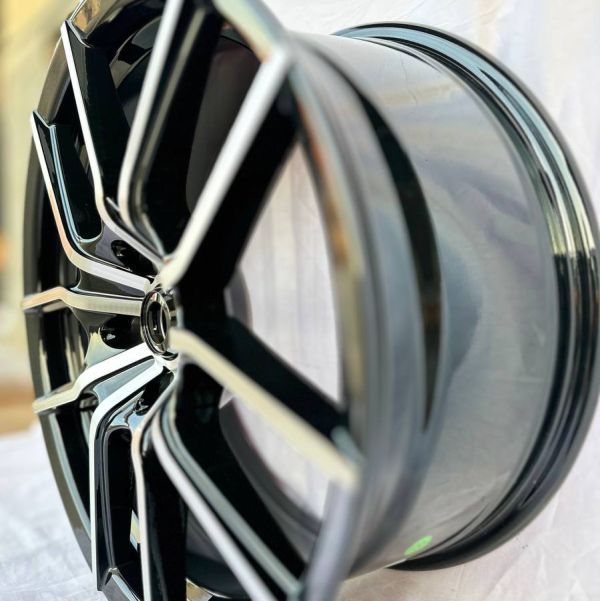 5263	R18 8J	5x114,3	ET45	60,1 	GLOSS BLACK MACHINE FACE