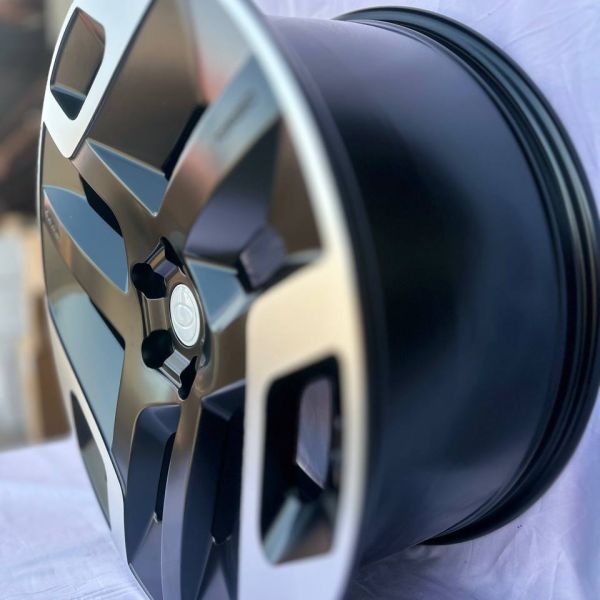 0371	R22 9,5J	5x120	ET42,5	72,6 	MAT BLACK MACHINR FACE