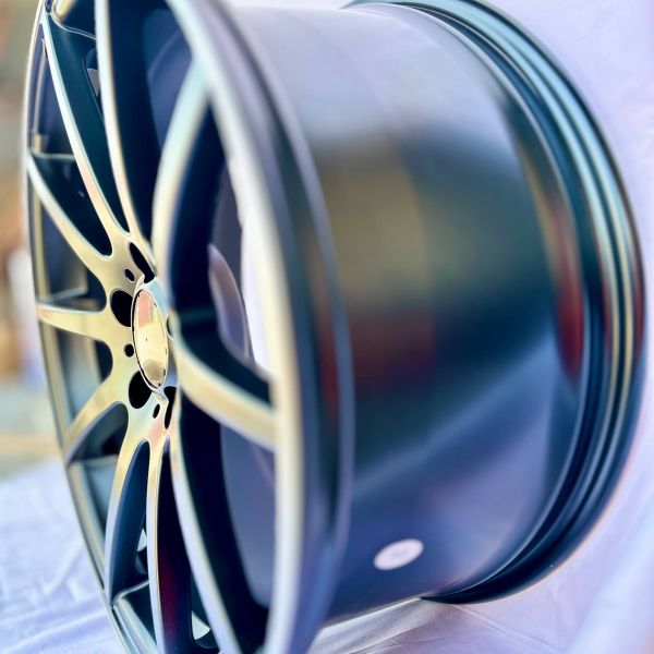 1092	R19 8,5J	5x112	ET42	66,6 	Satin Black Machined Lip