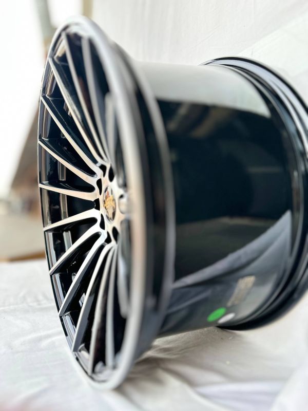 0084	R17 9J	5x100 / 5x114,3	ET30	73,1 	Radiant Black Machine Face