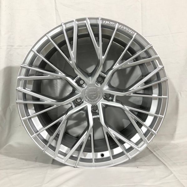 F9829 R19 9,5J ET33	5X120	72.6	HYPER SILVER
