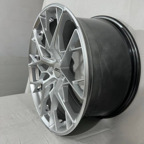 F9795 R19 9,5J ET35	5X112	66,6	PLATINUM SILVER