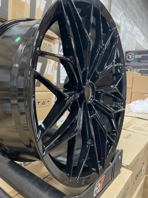 F9796 R19 8,5J ET30	5x112	70,1	Black
