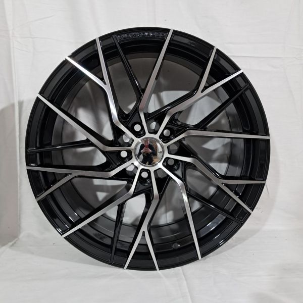 Flow Forged F8831 R18 8J ET35	5x114,3	67.1	BM + BLACK LIP LAQUER COAT