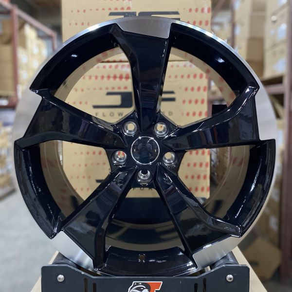 9377 R19 8,5J ET32 5x112	66.45	Black Machined Face