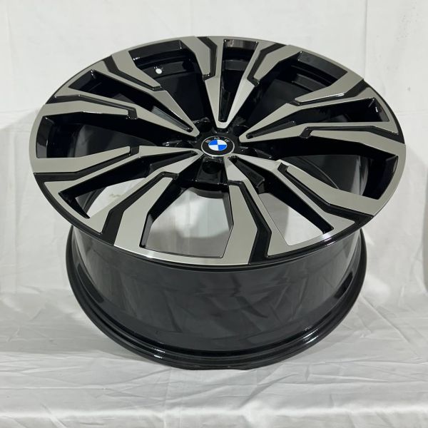 4337 BMW R21 10,5J ET43	5x112	66,6	BLACK MACHINED FACE