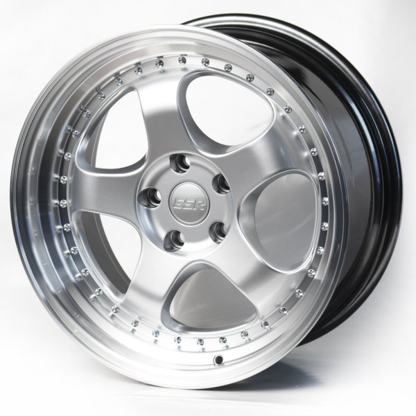 ks089 R18 9,5J 5x114,3 ET22 ЦО 67,1 HYPER SILVER +LIP POLSH +CHROME RIVET