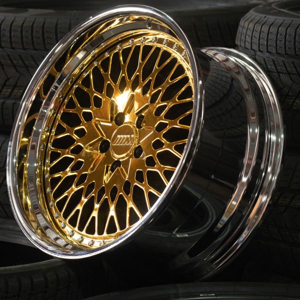 BMW M3 G80 R20 9,5J ET10 / R21 10,5J ET15 5x112 ЦО 66,5 Chrome lip + Gold center