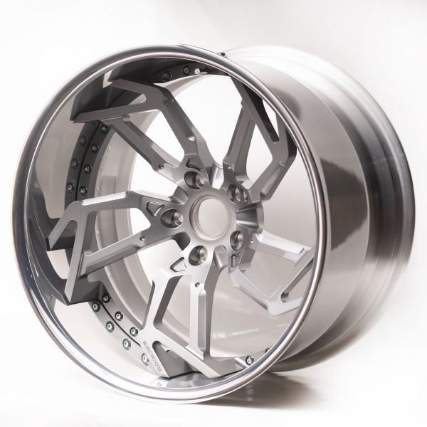 Custom BMW R19 5x120 10-12J ET -10 / -15 ЦО 72,6 Center Gray + Polish lip