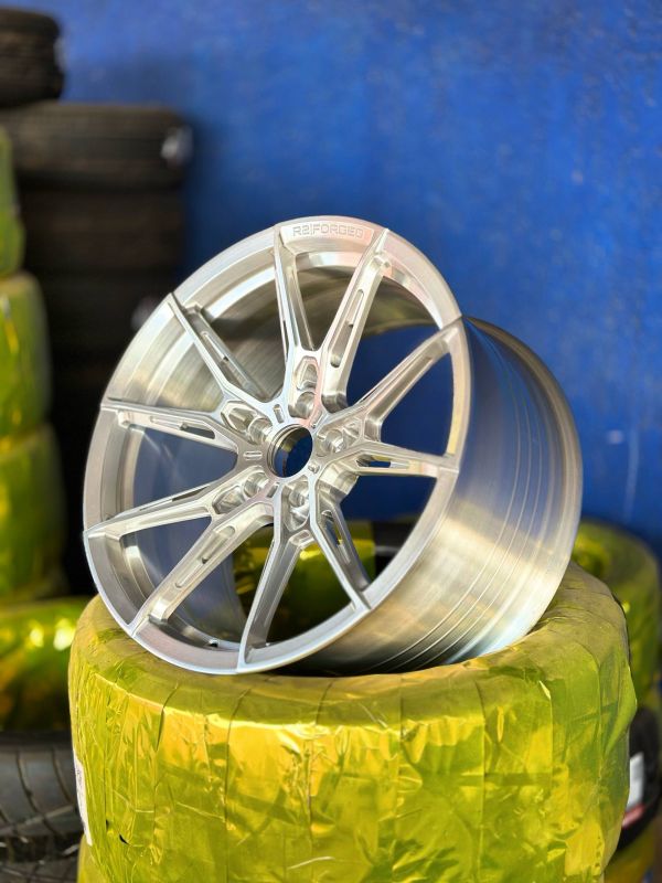 VELIX-X1	Forged	R19 8,5J	5x112	ET22	66,56	brushed silver